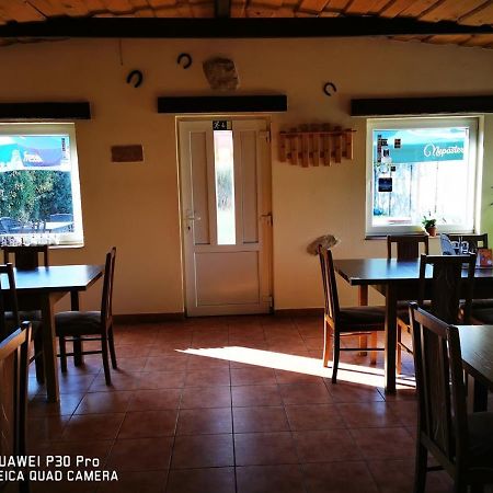 Restaurace A Penzion U Jessyho ペルナー エクステリア 写真