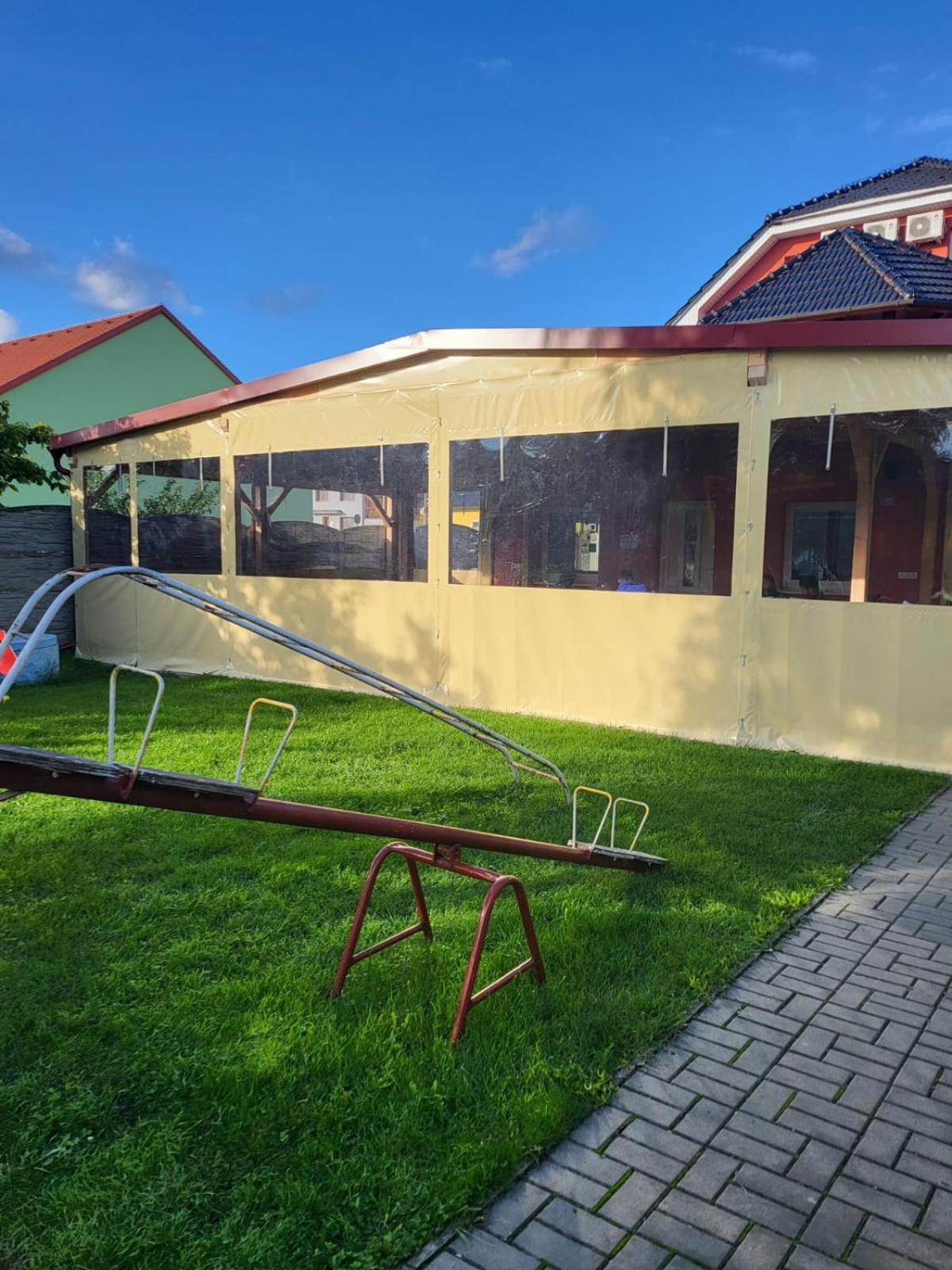 Restaurace A Penzion U Jessyho ペルナー エクステリア 写真