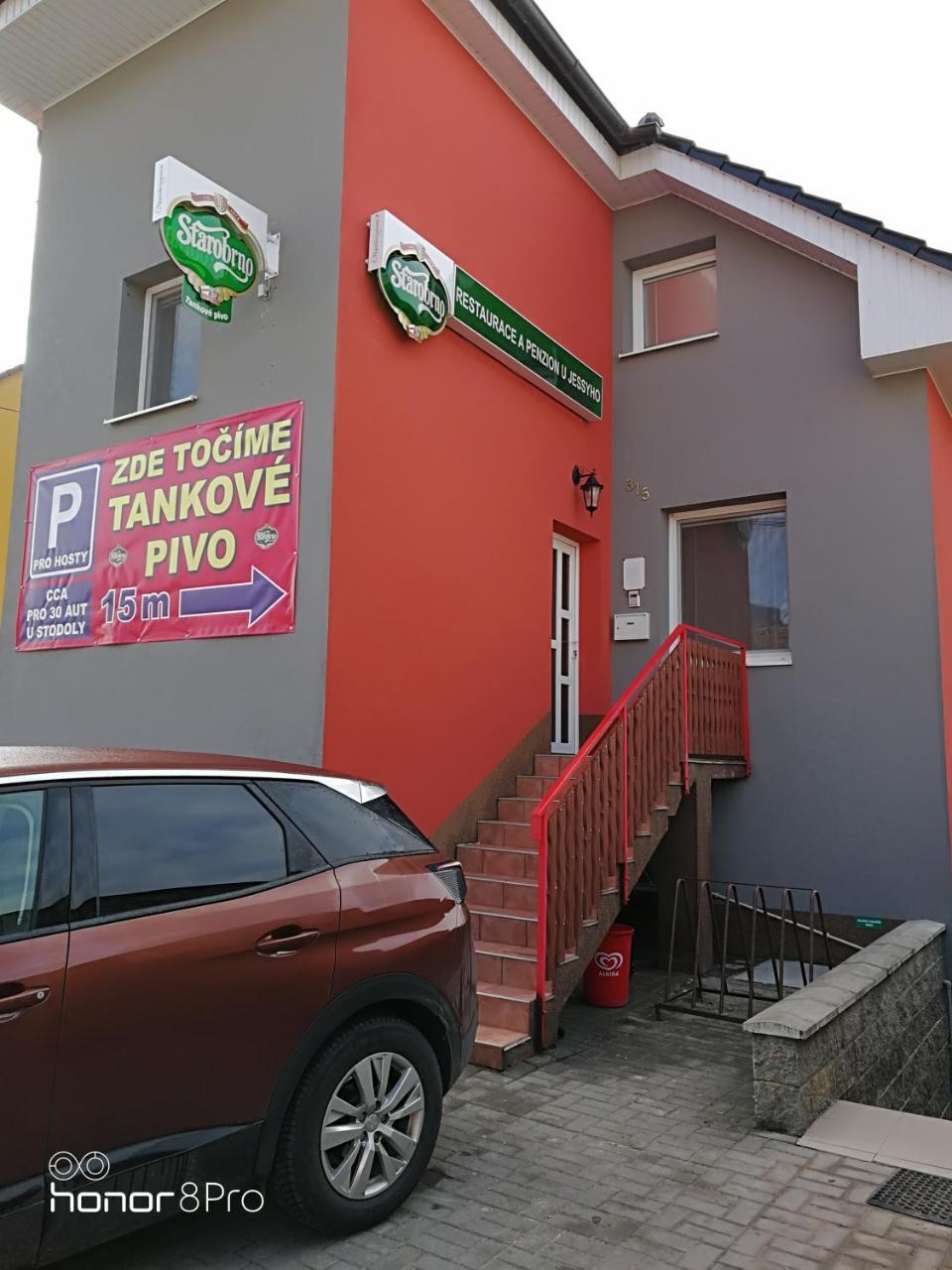 Restaurace A Penzion U Jessyho ペルナー エクステリア 写真