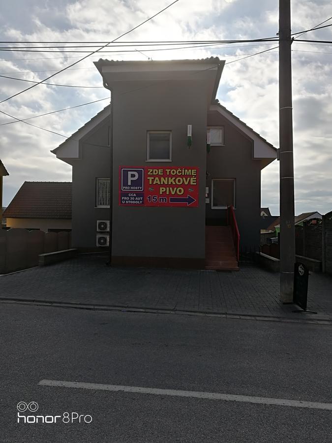 Restaurace A Penzion U Jessyho ペルナー エクステリア 写真