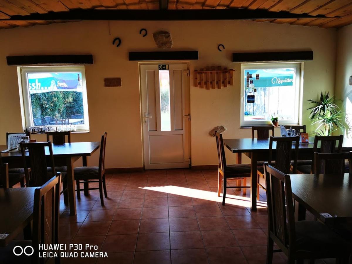 Restaurace A Penzion U Jessyho ペルナー エクステリア 写真